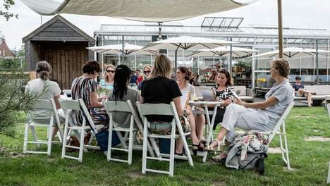 adacredactie's tweet photo. Bij Daphne in de kas: binnen lijkt het ook alsof je buiten luncht https://t.co/pnDGGorR5w #terras033 https://t.co/0dvlt5xG2b
