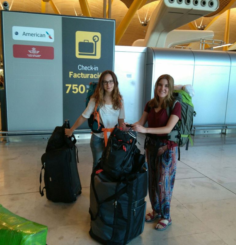 desdeSoria's tweet photo. Una maleta soriana repleta de material escolar y sanitario con destino a Senegal. https://t.co/ahzXJ9An3y https://t.co/JDhtPTj7ra