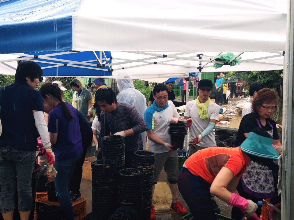 kimcm8764's tweet photo. 안산상록을 지역위원회 50여 분과 충북 청주시 청원구의 수해지역을 방문해 복구 작업을 함께 했습니다. 비닐하우스 안에 있던 화분을 세척하고, 침수된 각종 도구를 꺼내 정리했습니다. https://t.co/IW5pDdwoq7 https://t.co/qvhJh2Q9ap