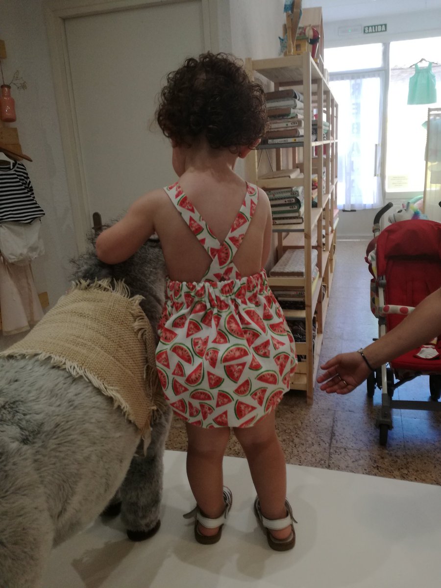 EntretelasShop's tweet photo. Que os parece nuestra peque favorita con su rana de sandias?? 🔝🔝 https://t.co/cQTmrxkiRp https://t.co/f62mzWQ2Rr
