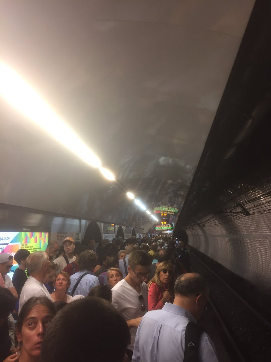 MatteoLiberti's tweet photo. Si sta come in agosto
Nella #metro i passeggeri @InfoAtac 
( Romani di Giuseppe Ungaretti, 2017) https://t.co/GM8hN0jFTI