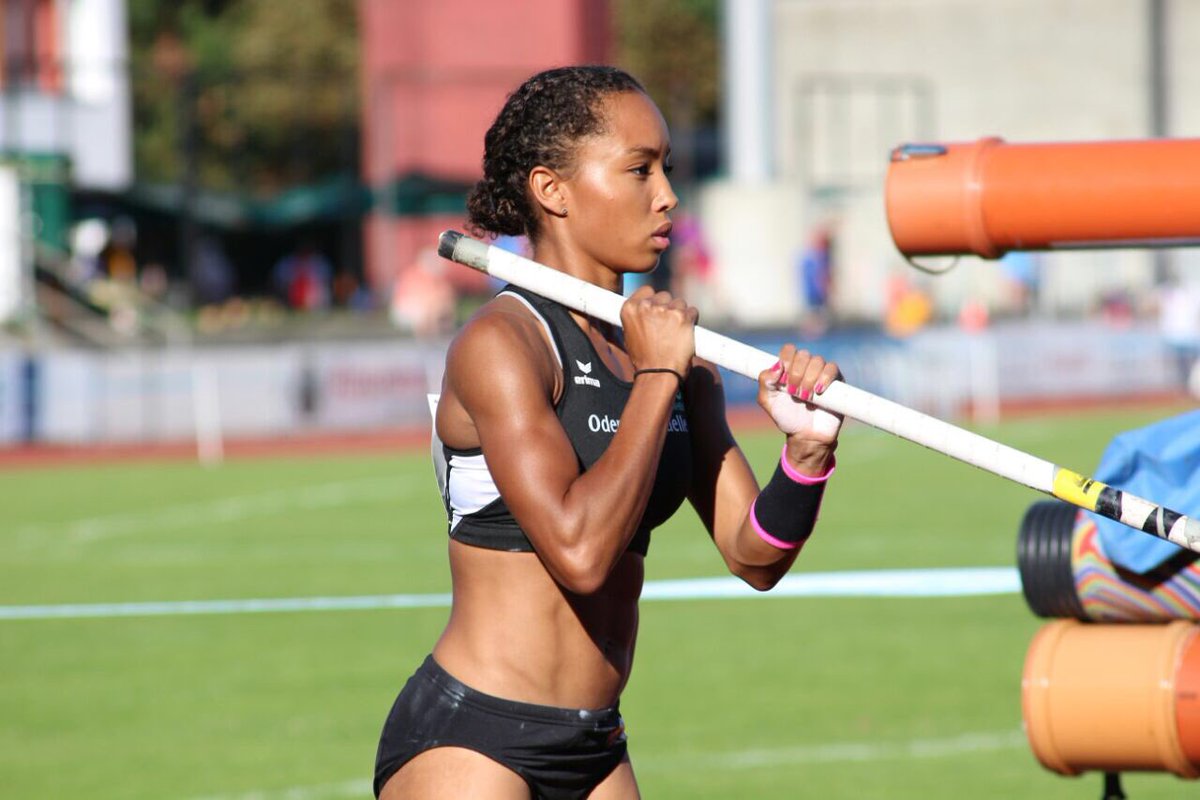 mtg_la's tweet photo. Im Stabhochsprung gewinnt Jacqueline Otchere mit 4,20m in der U23. Bruder Julian stellt seine PB von 5,10m ein und wird in der U23 Zweiter. https://t.co/KDog0Mjh9b