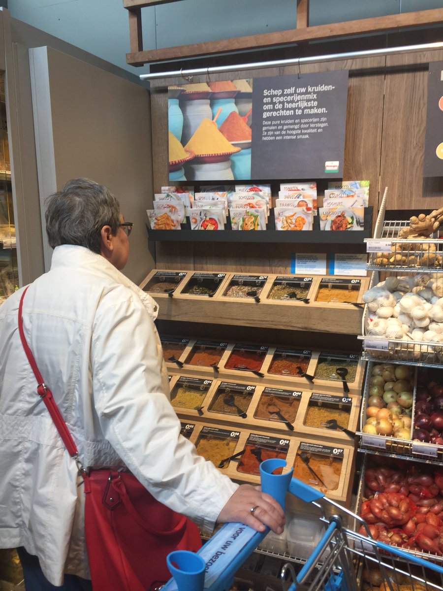 AH_nieuws's tweet photo. Een nieuw concept in de nieuwe Albert Heijn in de wijk Scharn in Maastricht. Klanten kunnen hier voortaan zelf kruiden scheppen. https://t.co/UtTrfkbJps