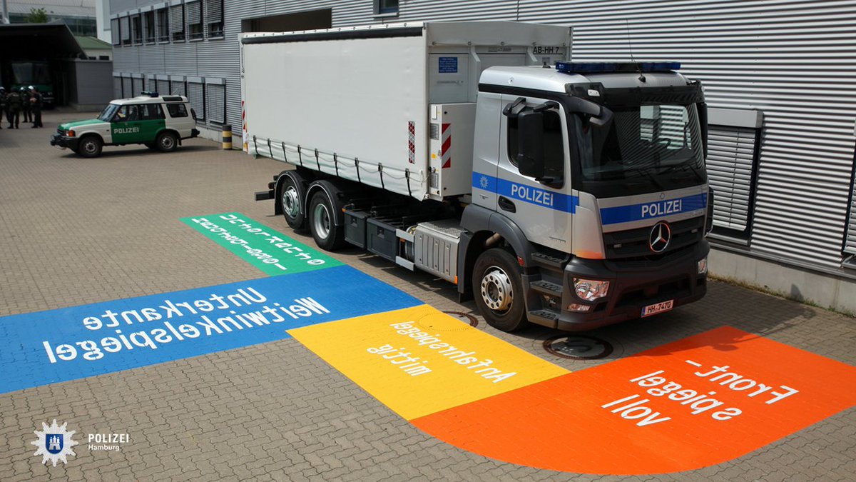 PolizeiHamburg's tweet photo. Mehr Sicherheit im Straßenverkehr.

Spiegel richtig einstellen &amp; dem "toten Winkel" keinen Platz lassen.
 
https://t.co/OIngPTrRDw https://t.co/Z5JaEZaCtU