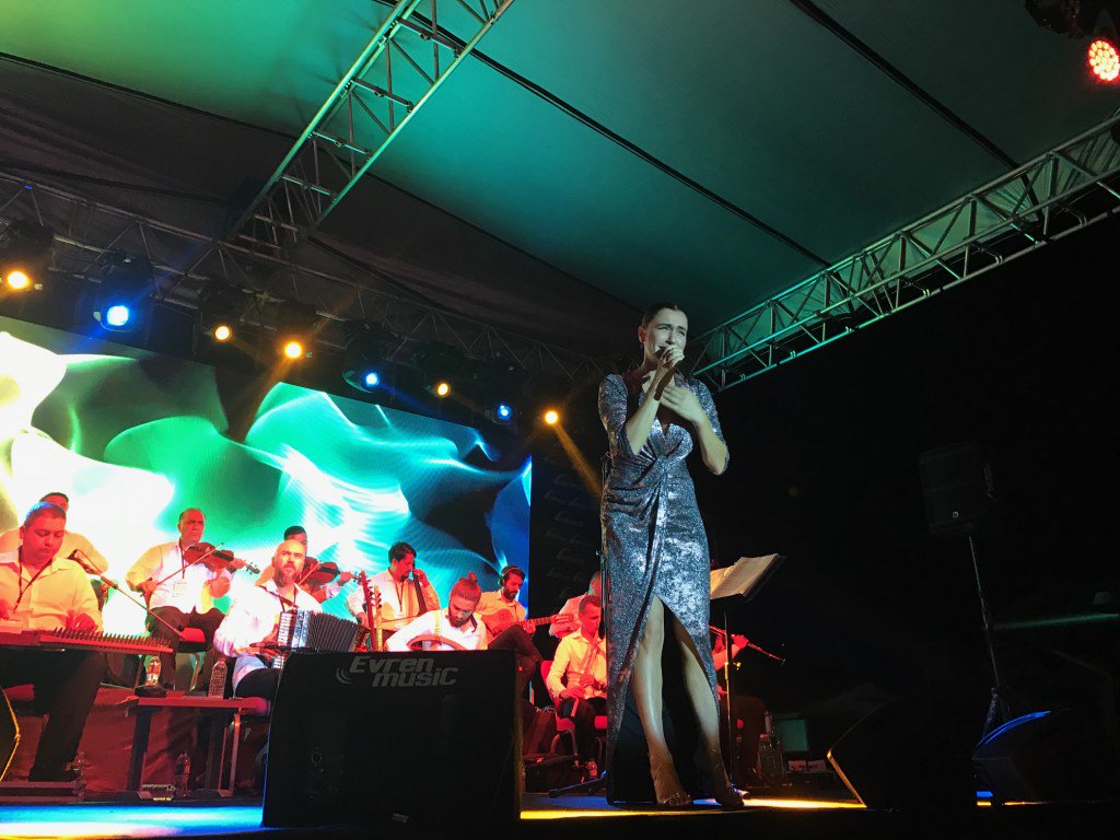 Şevval Sam’dan masal gibi gece… avmyasam.com/sevval-samdan-…