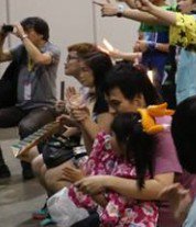 kanoenn's tweet photo. オタクの闇を初めて知った娘とそのパパ #CP04 https://t.co/MrvSNIsP3v
