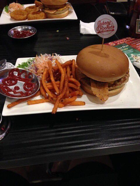 CauseWereGuys's tweet photo. Meal with parents vs meal alone https://t.co/3ceaM9wttg