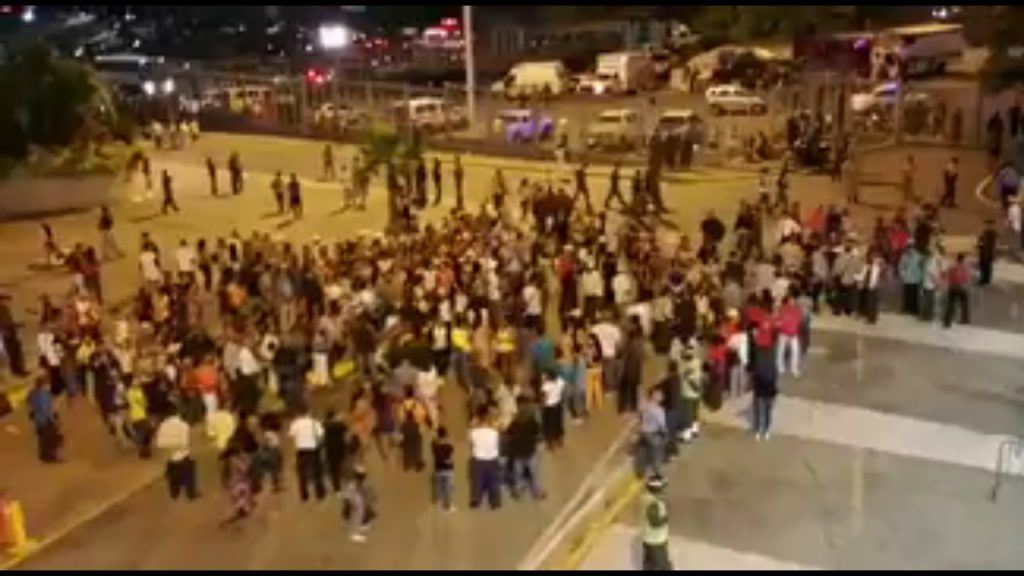 ConElMazoDando's tweet photo. ¡En el Poliedro! Electores se mantienen en cola y quieren votar por la Constituyente - https://t.co/4OAdFfsXwS https://t.co/ObHY3Q5woV