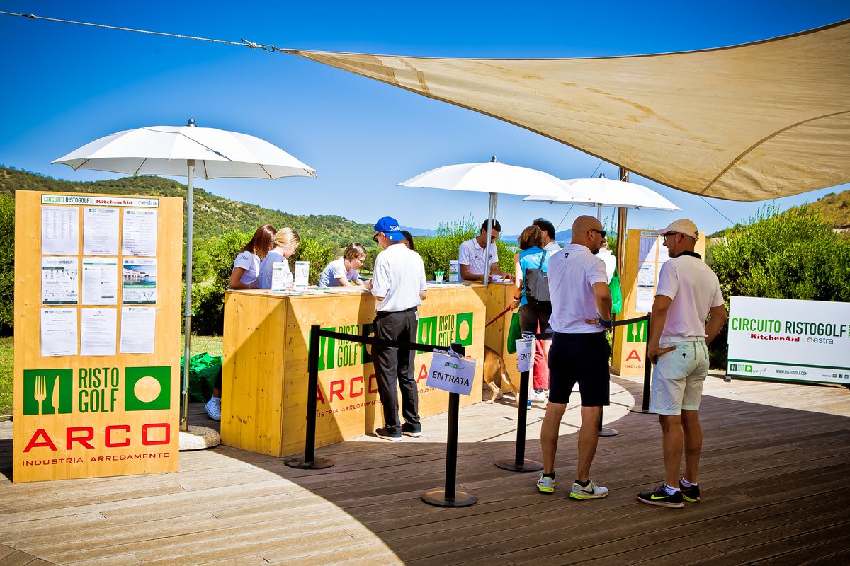 Golfisti alla partenza di tappa, inizia la gara! #Ristogolf2017