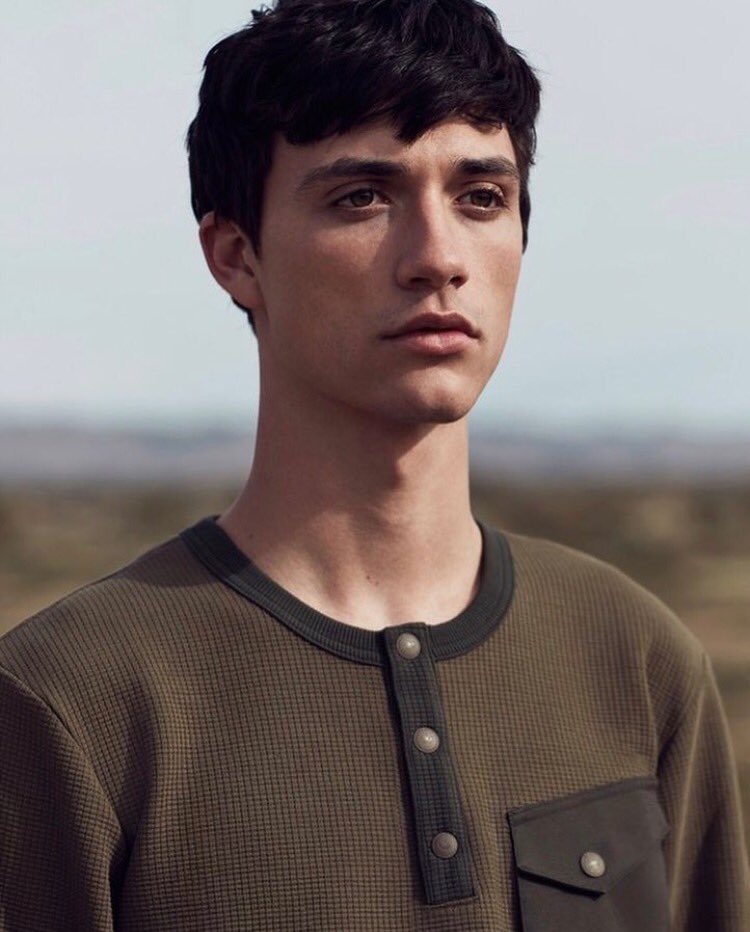 ✔ Dylan Anderson.
✔19 años.
✔ Actuación y Psicología.
✔ Kappa Sigma.