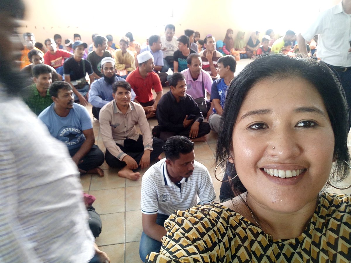 ellyna_ali's tweet photo. Saya senyum dlm duka kerana nasib pelarian #rohingya. Thank U #datukramlisarip krn prihatin dgn nasib mrk. #konsertpelarian #banturohingya https://t.co/oUMLfzkVrc
