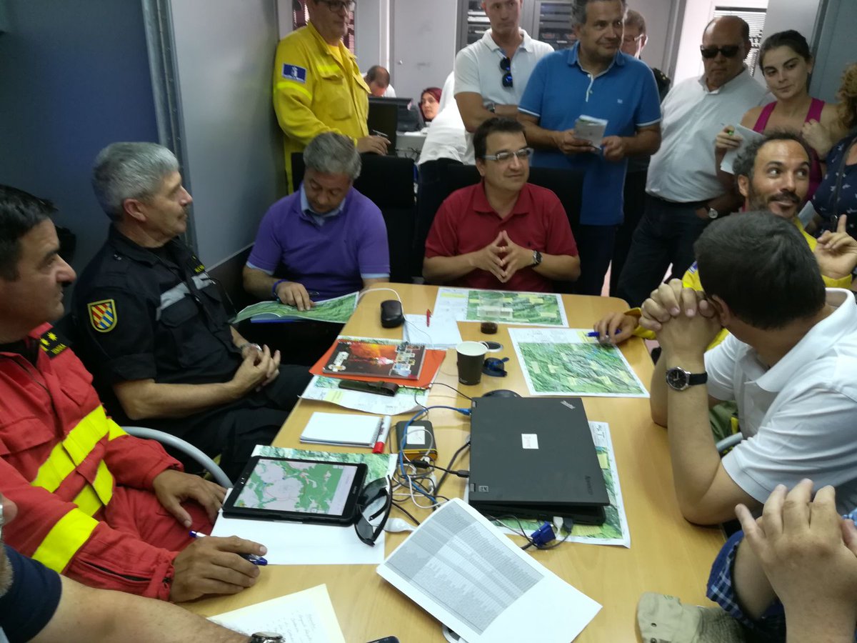 El jefe #UME, general Alcañiz, se desplaza a #IFYeste donde asiste a reunión en #PMA junto Consejero Agricultura <a href="/gobjccm/">Gobierno de Castilla-La Mancha</a> <a href="/fmartinezarroyo/">Francisco Martínez Arroyo</a>