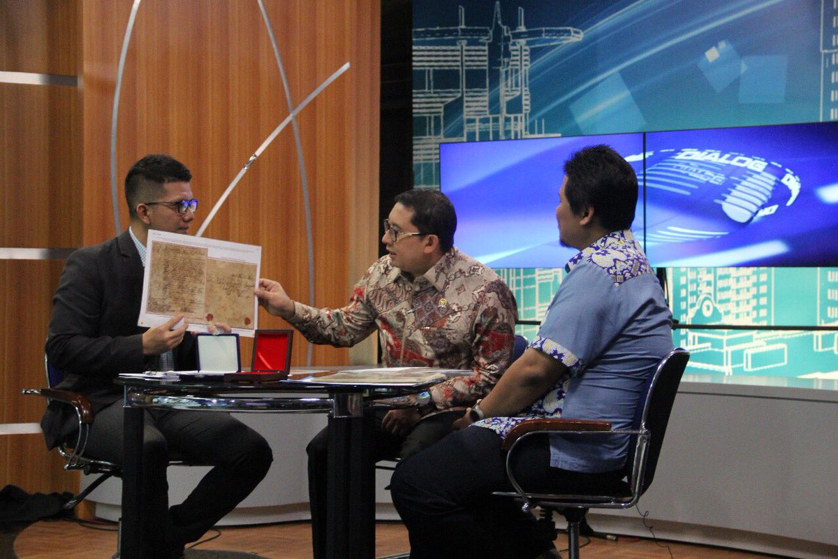 (1) Dunia filateli begitu penting. Sebab perangko telah menjadi bagian dari arsip sejarah yang bernilai tinggi.