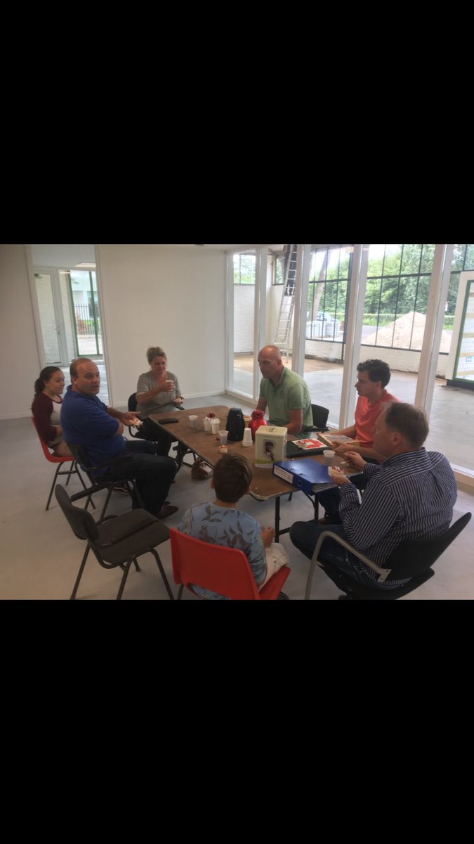 AlexDees83's tweet photo. Oplevering van @VanWijnenGroep aan @BlankertShort. Gefeliciteerd! Tevreden klant met prachtig eindresultaat. #oplevereniseenfeestje. 🎉 https://t.co/GoxH7Gln5g