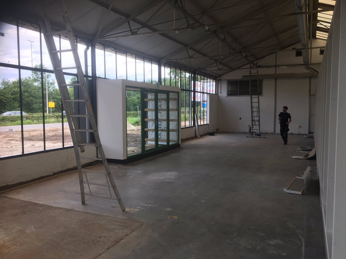 AlexDees83's tweet photo. Oplevering van @VanWijnenGroep aan @BlankertShort. Gefeliciteerd! Tevreden klant met prachtig eindresultaat. #oplevereniseenfeestje. 🎉 https://t.co/GoxH7Gln5g