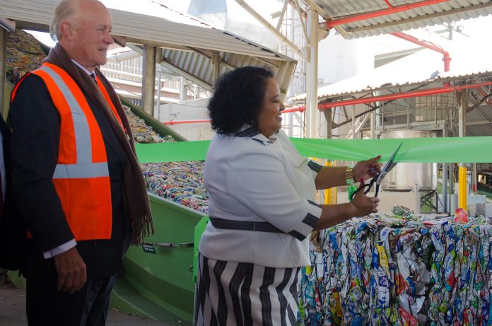 ChangeNewsZA's tweet photo. Mpact opens Liquid Packaging #Recycling Plant at the company’s Springs paper mill #MpactLiquid ♻️#environment #green https://t.co/k0o7QoUIF4 https://t.co/1KGd0OvIvc
