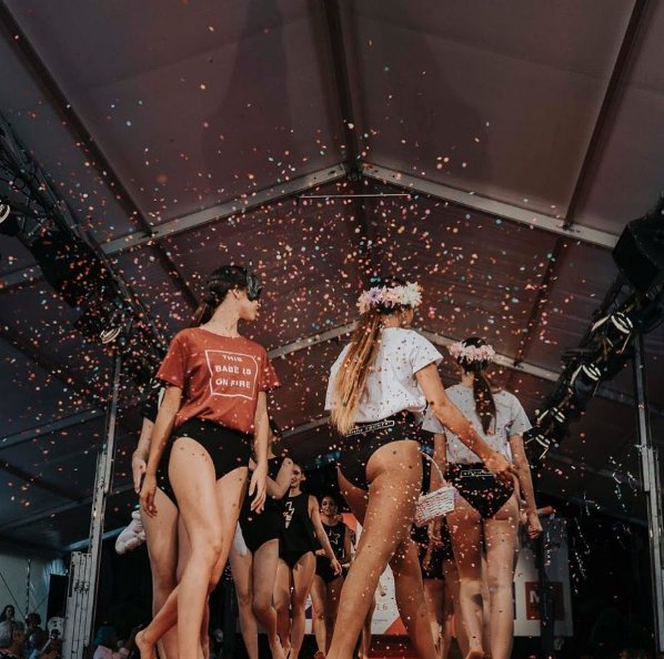 BestieCounty's tweet photo. ¡¡Nos declaramos adictas al confeti!! ❤️🎉  Celebremos la vida como se merece: rodeado de #Besties que te llenen el corazón https://t.co/KKw3Okwp4K