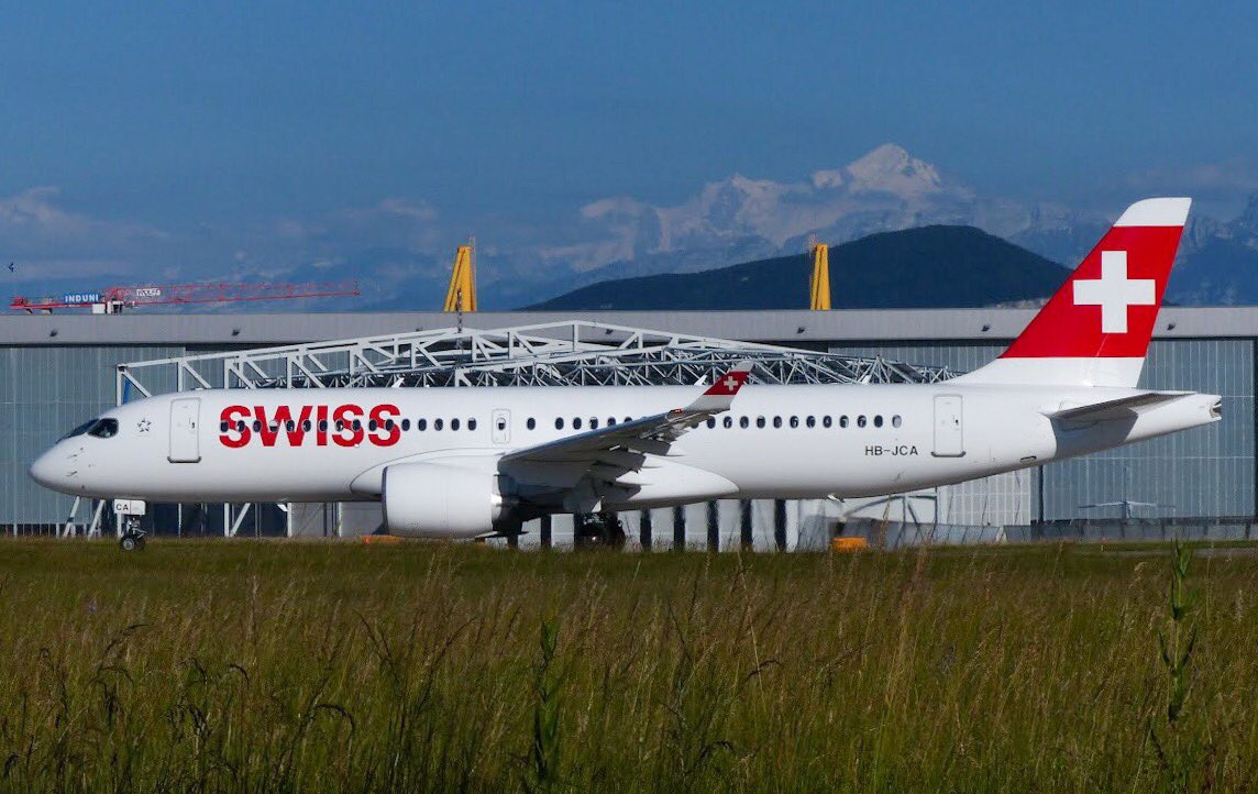 mmamooz's tweet photo. @FlySWISS HB-JCA before and after 🇨🇭 #flyswiss #swiss #HBJCA #fichtre #bombardier #cs300 #cseries #gva #genevaairport #geneva #Switzerland https://t.co/Qgj4BhNhiX