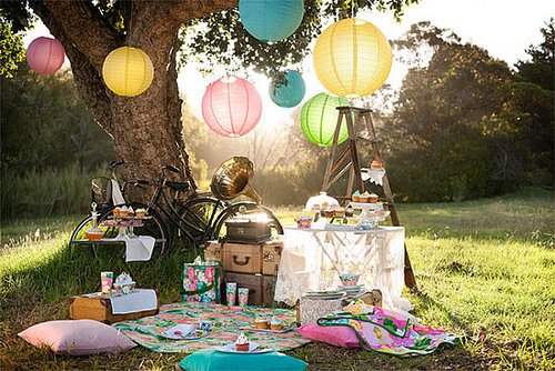 Gezellig picknicken aan lange tafels in het bos tijdens het Mamyloe Festival 3 september #Best? Reserveer picknick: bit.ly/1ULXKp7