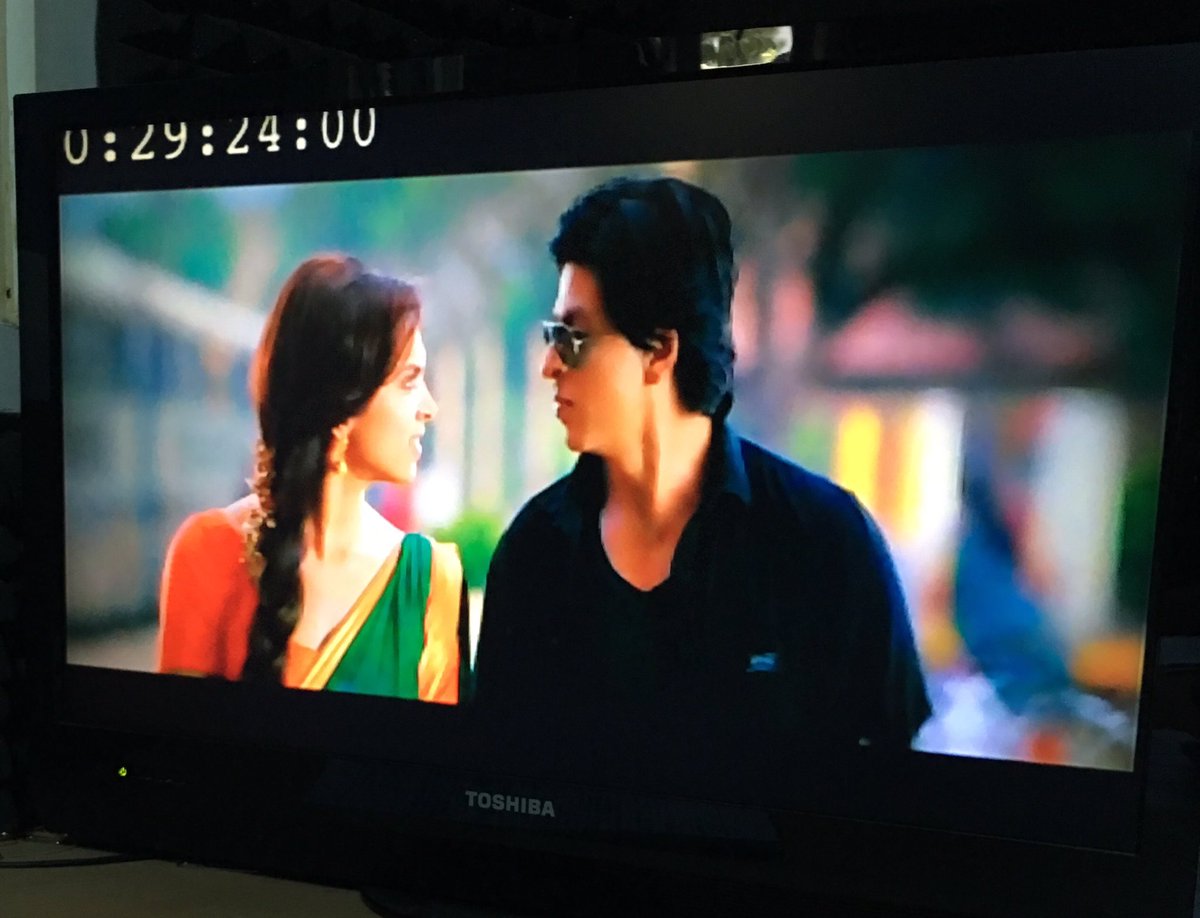 Uzun zamandır Hint filmi seslendirmemiştim. Chennai Express filminde Sensiz Olmaz dizisi gibi Rıza Karaağaçlı'yla Hint nostaljisi yaptık:)