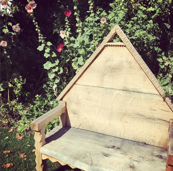 GilbertWhites's tweet photo. #GEOFFALDRED
Zigzag Seat £3500 The seat hints at Whites liking for unusual garden objects his favourite swallows&amp; the Zigzag @InspiredWordEx https://t.co/OGNJWujhXf