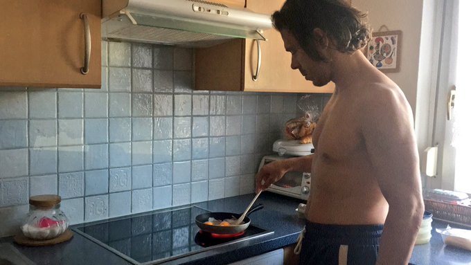 Get you a man who cooks you real fast topless 😍 ...or woman if that's what you're into 🤗 https://t.c<a href="/tag/hubby"class="tags"><span>#hubby</span></a><a href="/tag/stoic"class="tags"><span>#stoic</span></a>