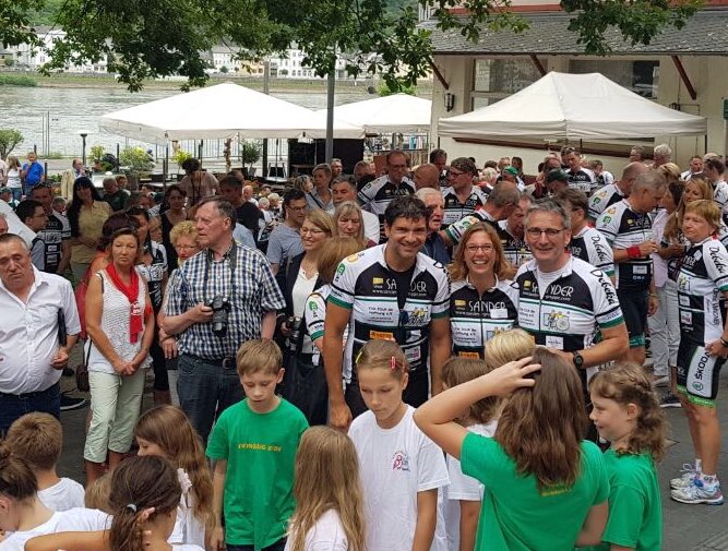 Sabine_Baetzing's tweet photo. Nach 14 km und 50 km/ h Spitze komme ich im Mittelfeld der #VORTour k.o., aber happy, in St. Goar an! Danke für die riesige Spendensumme! https://t.co/dg9h24nD6n