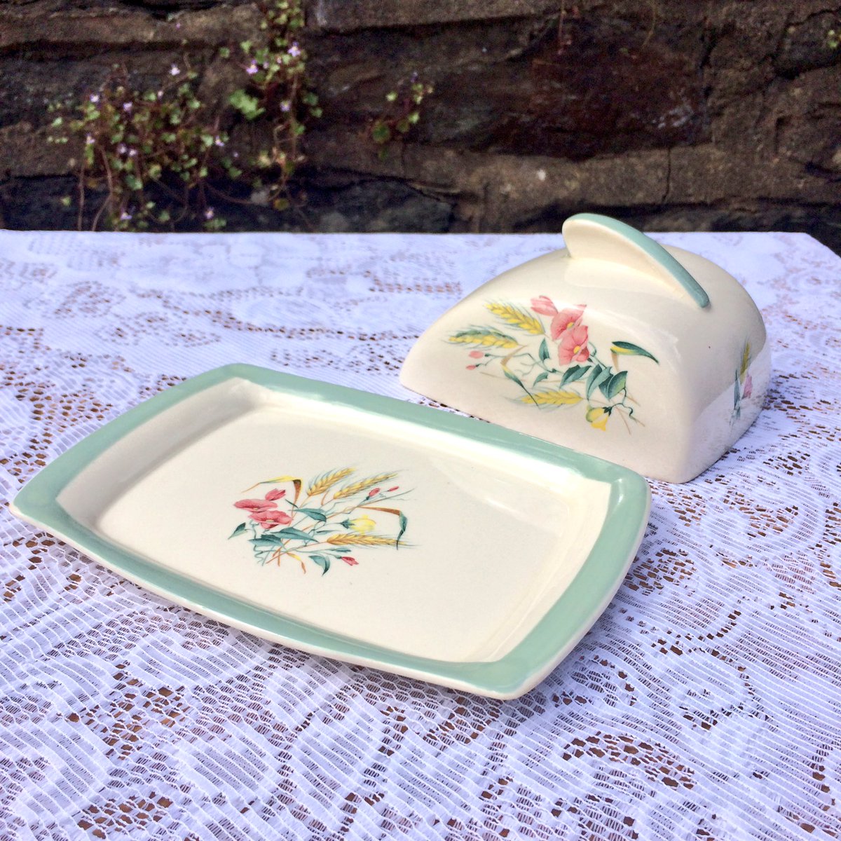 mrslovibondsvtp's tweet photo. Some of my newest listings, check out our #vintage wares on @EtsyUK https://t.co/8r2mza9Qug #pastels #vintagehome #vintagechina #utilityware https://t.co/vjedJYfEPi