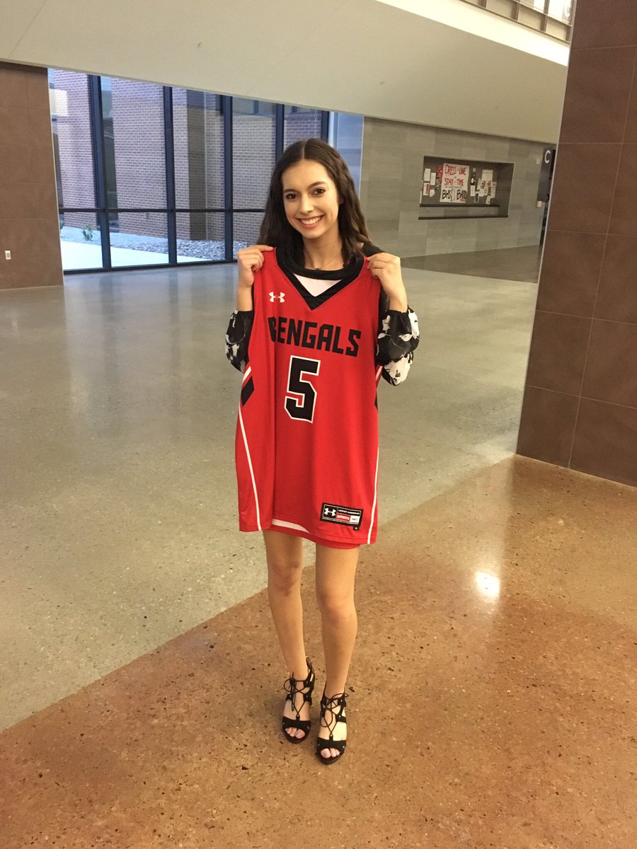 ChrisSweet6's tweet photo. Happy Sweet 16 Makenna!  You are growing up too fast! @makenna_ns https://t.co/8E4pTLNwsD