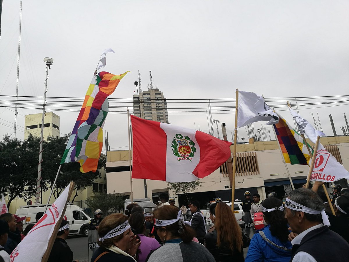 PartidoNacPE's tweet photo. Nacionalistas en planton a favor de libertad de sus líderes #FuerzaOllantaYNadine https://t.co/QBXGhEvM0V