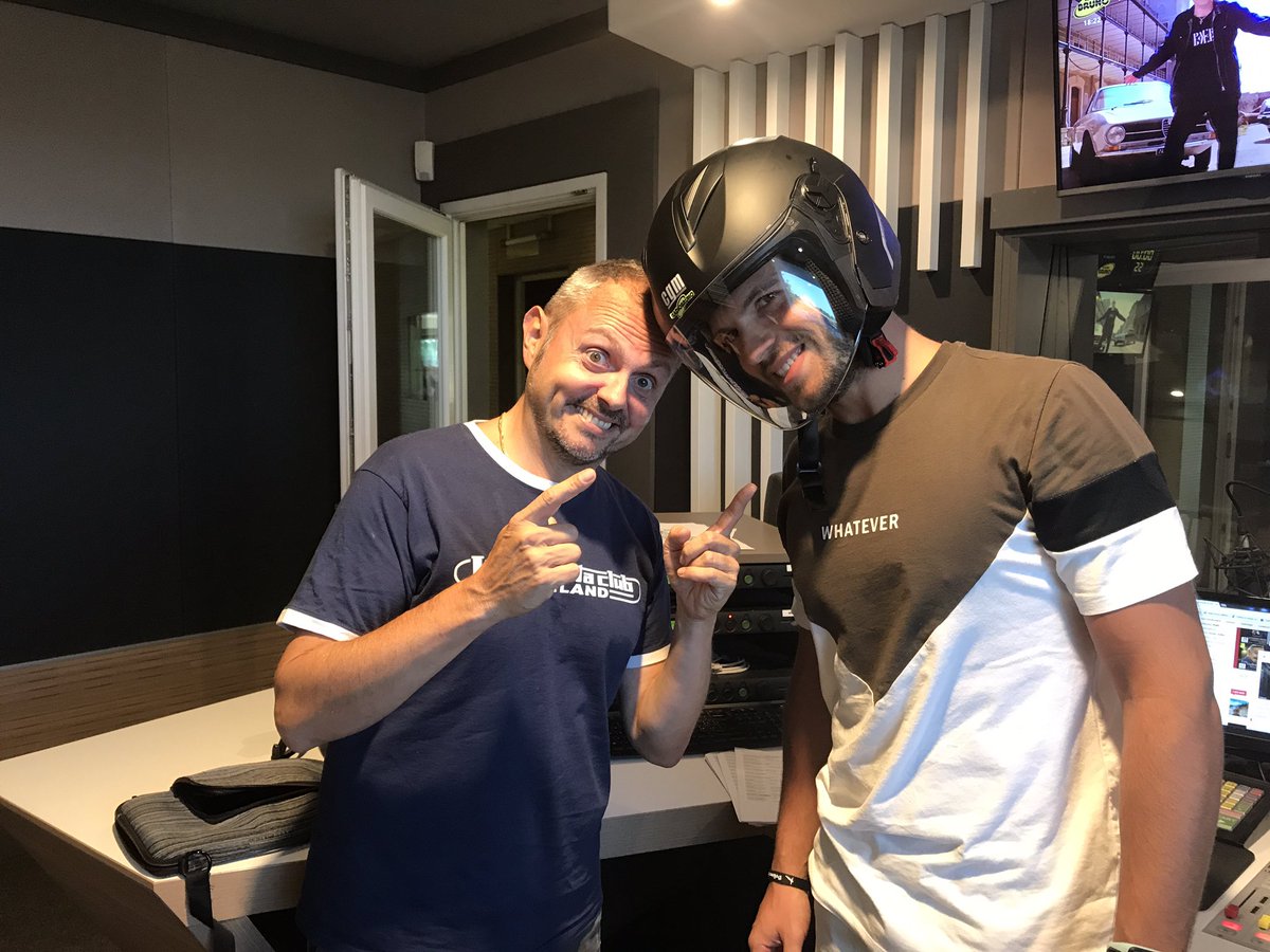 RADIOBRUNO1's tweet photo. Chi ha la testa più dura?!?!
🥊😂📺📻📱
#SimoneRuscetta in diretta fino alle 19.00 con #FedericoGualdi in regia. #RadioBruno #testedure https://t.co/MUtcFJoeiY