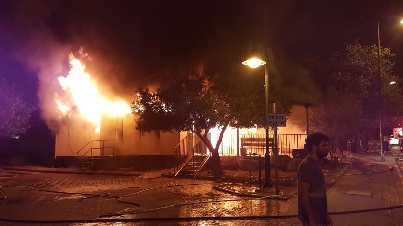 בילד: ספרי תורות פארברענט אינעם מערב ברעג