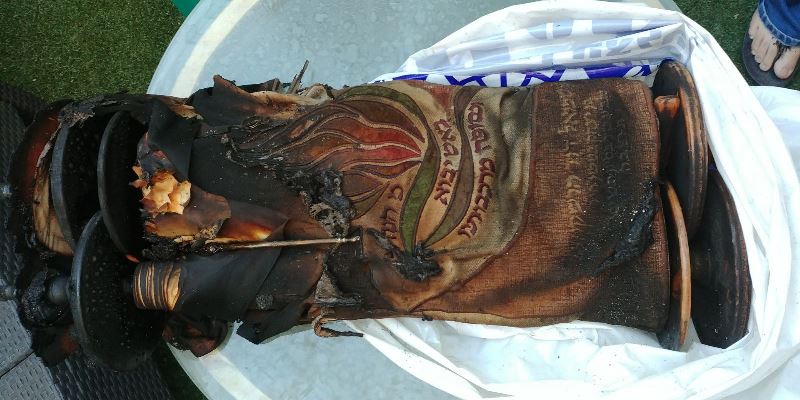 בילד: ספרי תורות פארברענט אינעם מערב ברעג