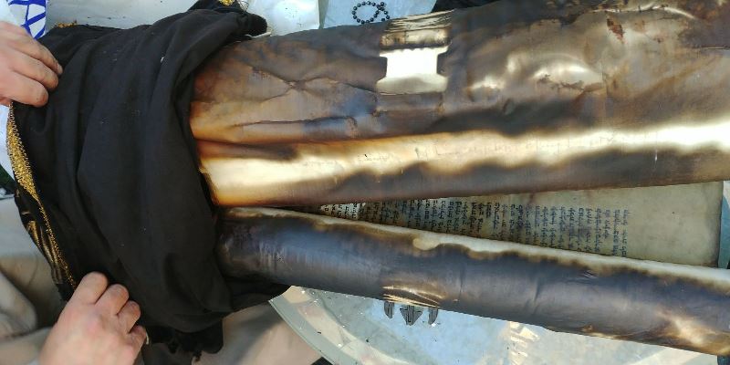 בילד: ספרי תורות פארברענט אינעם מערב ברעג