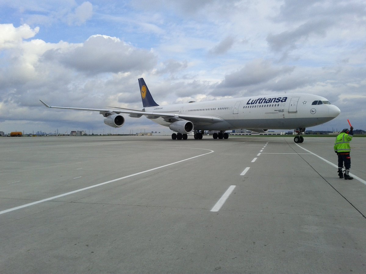 avgeekyyz's tweet photo. Airbus 340-300 - Lufthansa
D-AIGF named Göttingen @lufthansa @avgeekyyz
@AJtheAviator #A340 #threeforty #avgeekyyz
#avgeek #germany https://t.co/WgRazq35V3
