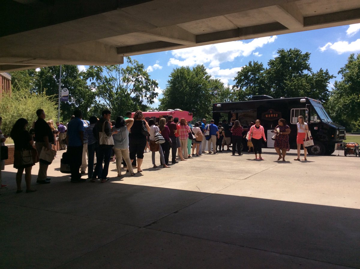 StuartAcademyKY's tweet photo. Fresh approach to lunch! #FoodTrucks made to order! Priority #TeachersMatter #JCPSPTI #StuartStrong https://t.co/wxeSbk6CSZ