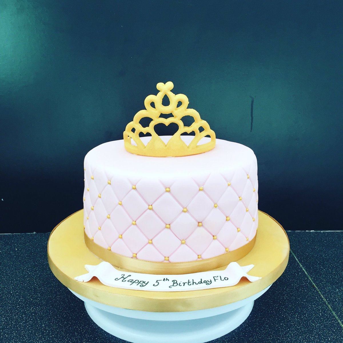 KaysCakeWorld's tweet photo. #crowncake #kayscakeworld #bushfairservicebays #quiltedcake #goldcrown #goldballs #5thbirthday https://t.co/6nTCaLRddv