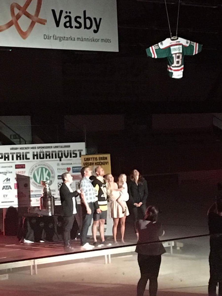 Mathias_Bohman's tweet photo. Proud moment when @PatricHornqvist returned to former club @vasbyhockey with Stanley Cup.
#Staney Cup #Penguins @upplandsvasby @penguins https://t.co/LMWs3qGPHE