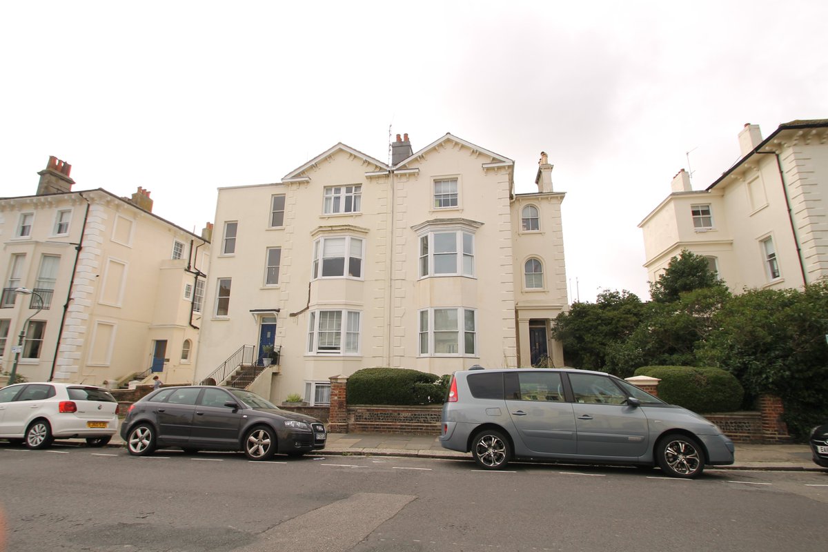 Top floor studio flat on Medina Villas with sea views. Guide price £179,950. psandb.co.uk/properties/271… #hoveproperty #forsale