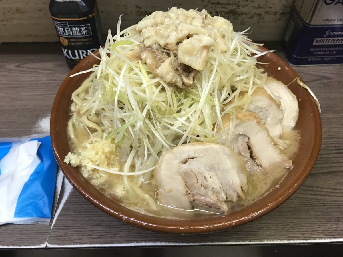 O Xrhsths Yuki Sto Twitter ラーメン二郎 横浜関内店 麺増し大小豚 ラーメン ネギ ニンニクアブラ 麺の位置見てこれ大大以上あるやろ と思いつつも食べ始める めちゃくちゃうまい スープとニンニクの絡み最高ですよ 神 うますぎてノンストップで完食する