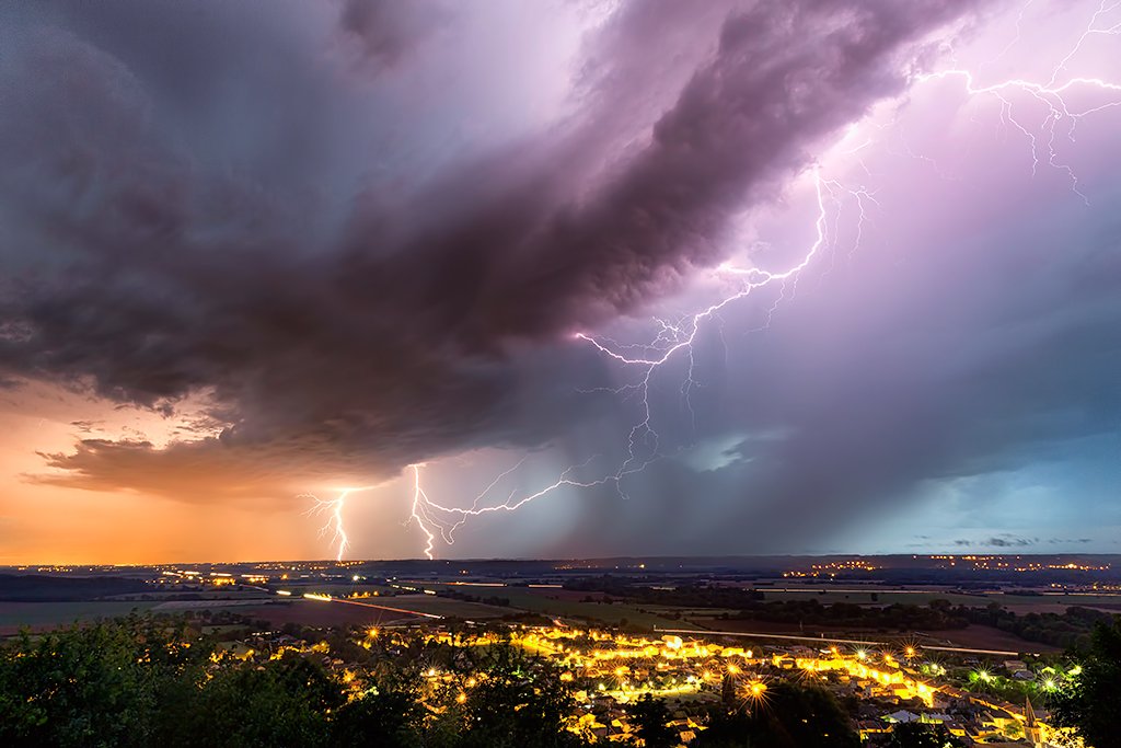 Météo - Chasseurs d'orages DGEFpCyW0AI8hf_