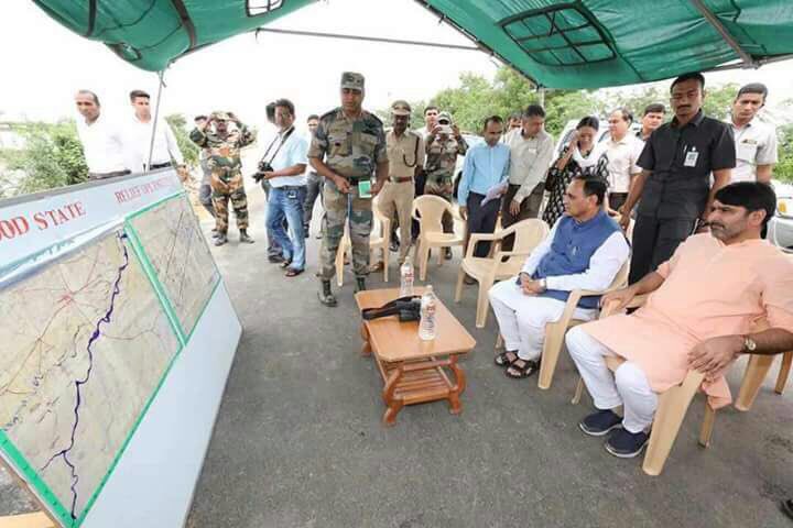 ChaudhryShankar's tweet photo. At my hometown Radhanpur, with CM @vijayrupanibjp held review meetings, distributed cheques &amp; interacted with locals &amp; ensured full support. https://t.co/FPXMQdMSoR