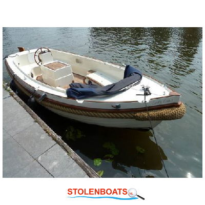 stolenboats's tweet photo. #Gestolen 25-07 te Koudekerk a/d Rijn: witte Interboat 20 sloep met blauwe tent en vetus motor. zie: https://t.co/5sNrJ1JwHY #gestolenboot https://t.co/hVrcozC71r