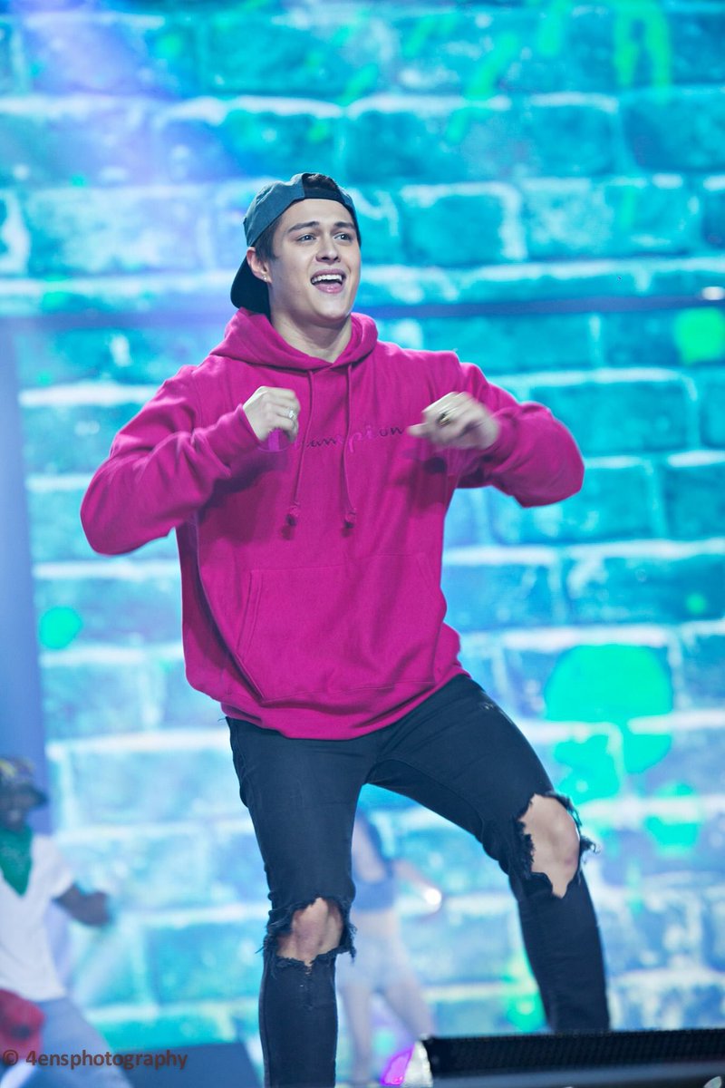 ugbaniel1's tweet photo. Kung si Liza nagpakita ng abs, si Quen naman tuhod. Yaaasss papi! Show em your knees 🔥🔥🔥😂😭😍❤ Huhu love you so much ❤️❤️❤️ https://t.co/2wex8Zkxxk