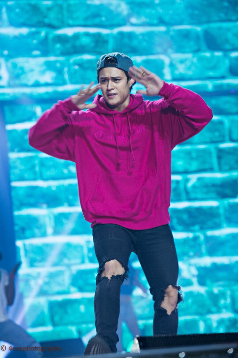 ugbaniel1's tweet photo. Kung si Liza nagpakita ng abs, si Quen naman tuhod. Yaaasss papi! Show em your knees 🔥🔥🔥😂😭😍❤ Huhu love you so much ❤️❤️❤️ https://t.co/2wex8Zkxxk