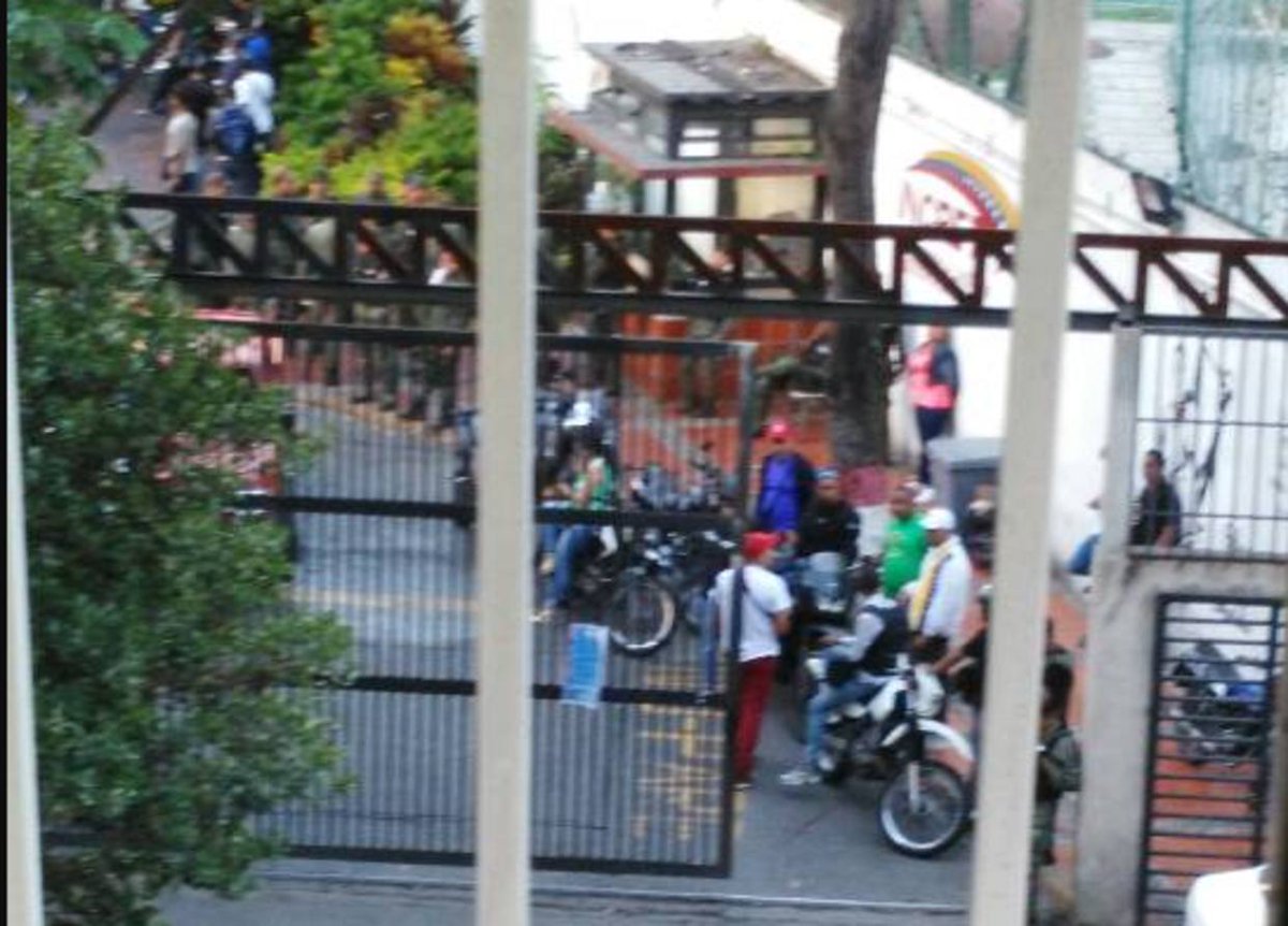 ElNacionalWeb's tweet photo. [VIDEO] Colectivos recorrieron las calles de Caracas al caer la noche https://t.co/WSMXIk064v  https://t.co/Yxcv9IllPx