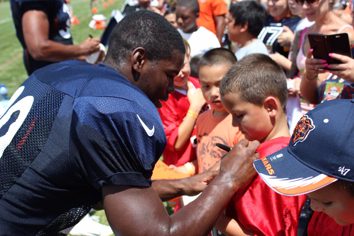 BearsOutreach's tweet photo. #Bears RB Tarik Cohen signed autographs &amp; visited with youth football players from @tomcatyfl at #BearsCamp yesterday. #letsplayfootball https://t.co/0MtClBOuFs