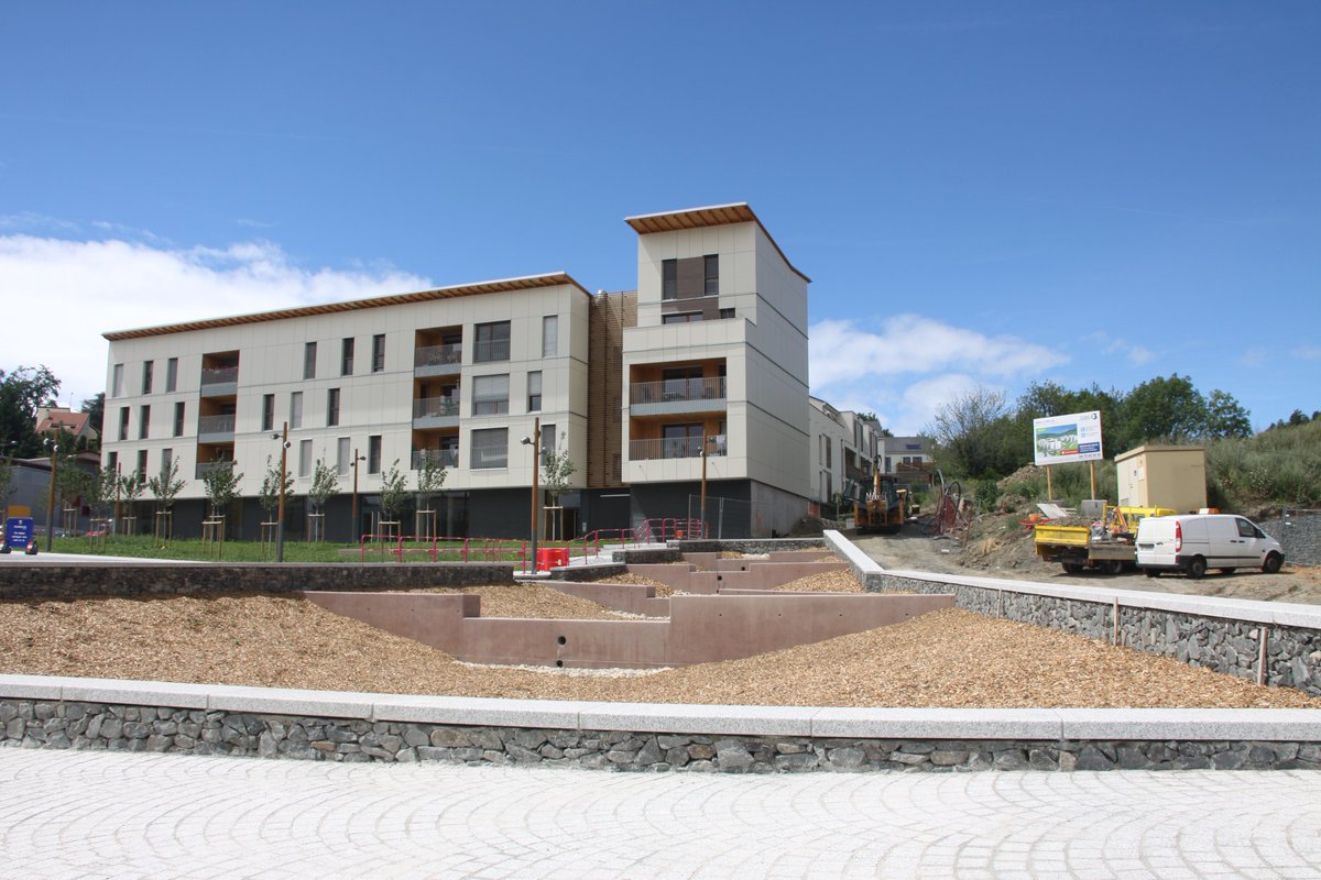 logidome_oph's tweet photo. #ClermontFd : une petite carte postale de l'#Ecoquartier de #Trémonteix pour clore le mois de #juillet. #Semblada #HabitatParticipatif #RSE https://t.co/mnzRmjSZME