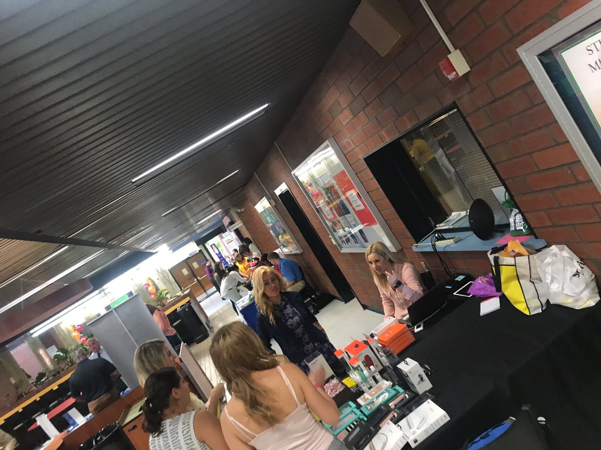 ADDillon's tweet photo. Bring on the free stuff. #teacherlife #ocpsgb https://t.co/4hsCOARCu7