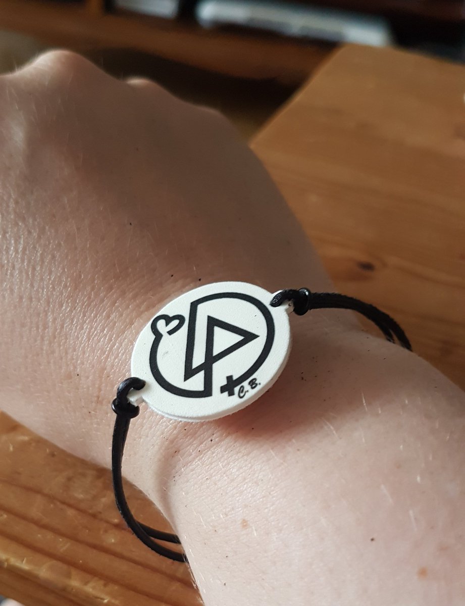sista_les's tweet photo. Handmade with love #RIPChester #AddOneMoreLight https://t.co/0K2EgP1f8s